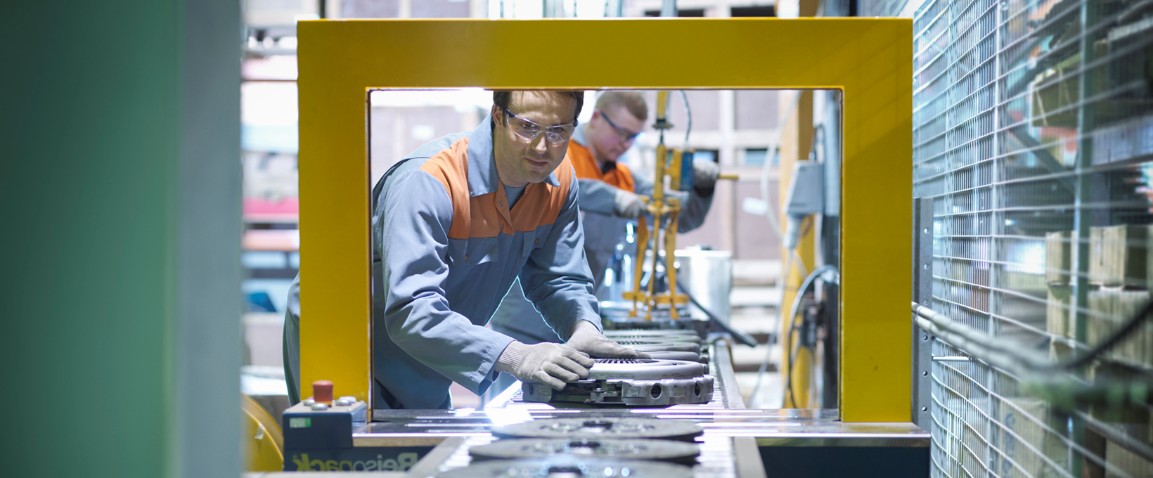 Dayforce zeigt auf Europas größter Personalmesse, wie KI und integrierte HR-Systeme die Blue Collar Workforce gezielt stärken. Während New-Work-Konzepte meist auf Bürojobs zielen, bleiben viele Mitarbeiter in Produktion, Handel oder Pflege digital abgehängt. Dayforce setzt genau hier an: mit einer durchgängigen Plattform, die Prozesse vereinfacht, Mitbestimmung ermöglicht und KI gezielt für den Shopfloor nutzbar macht. Die Botschaft auf der Zukunft Personal Europe ist klar: Digitalisierung muss alle erreichen – nicht nur die mit Schreibtisch.